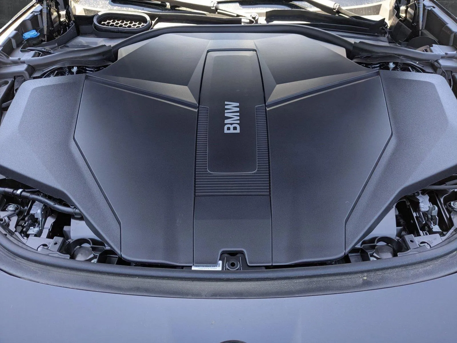 Dưới nắp capo BMW I7