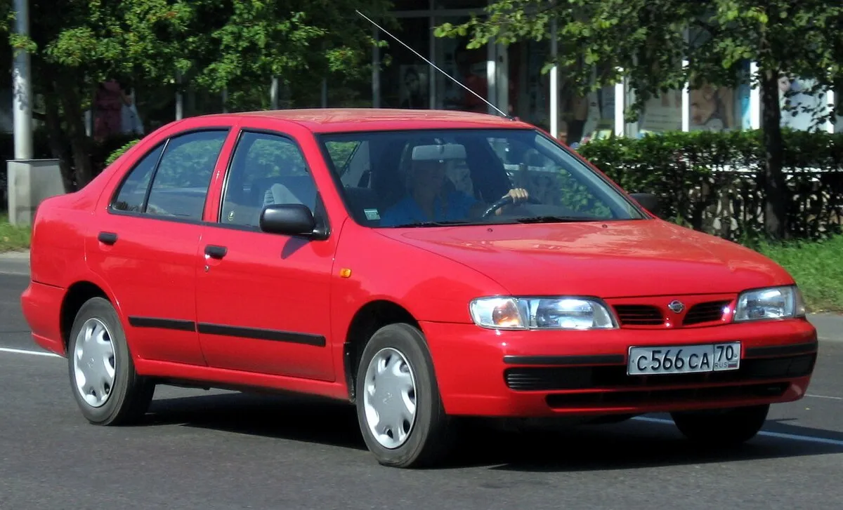 Nissan Almera thế hệ đầu