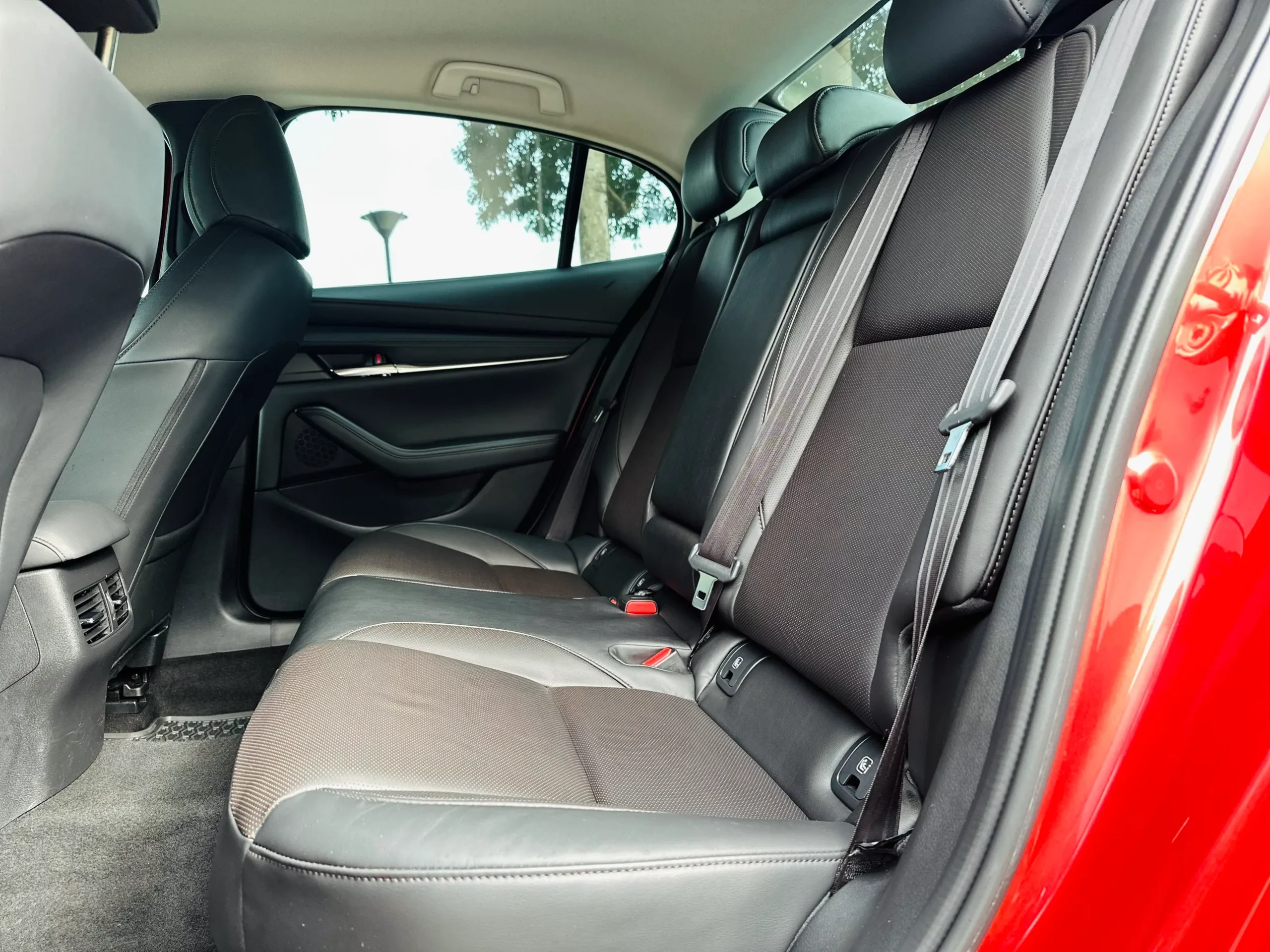 Nội thất hàng sau Mazda 3