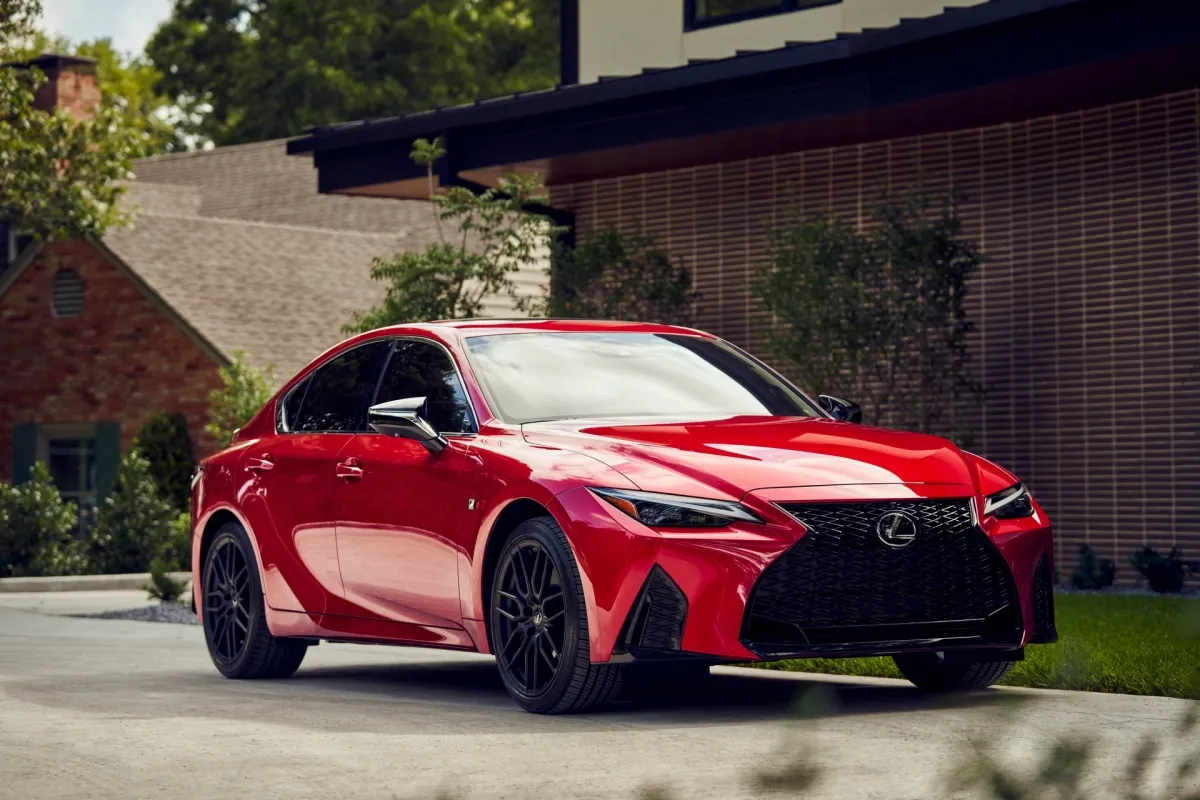 Lexus IS thế hệ hiện tại
