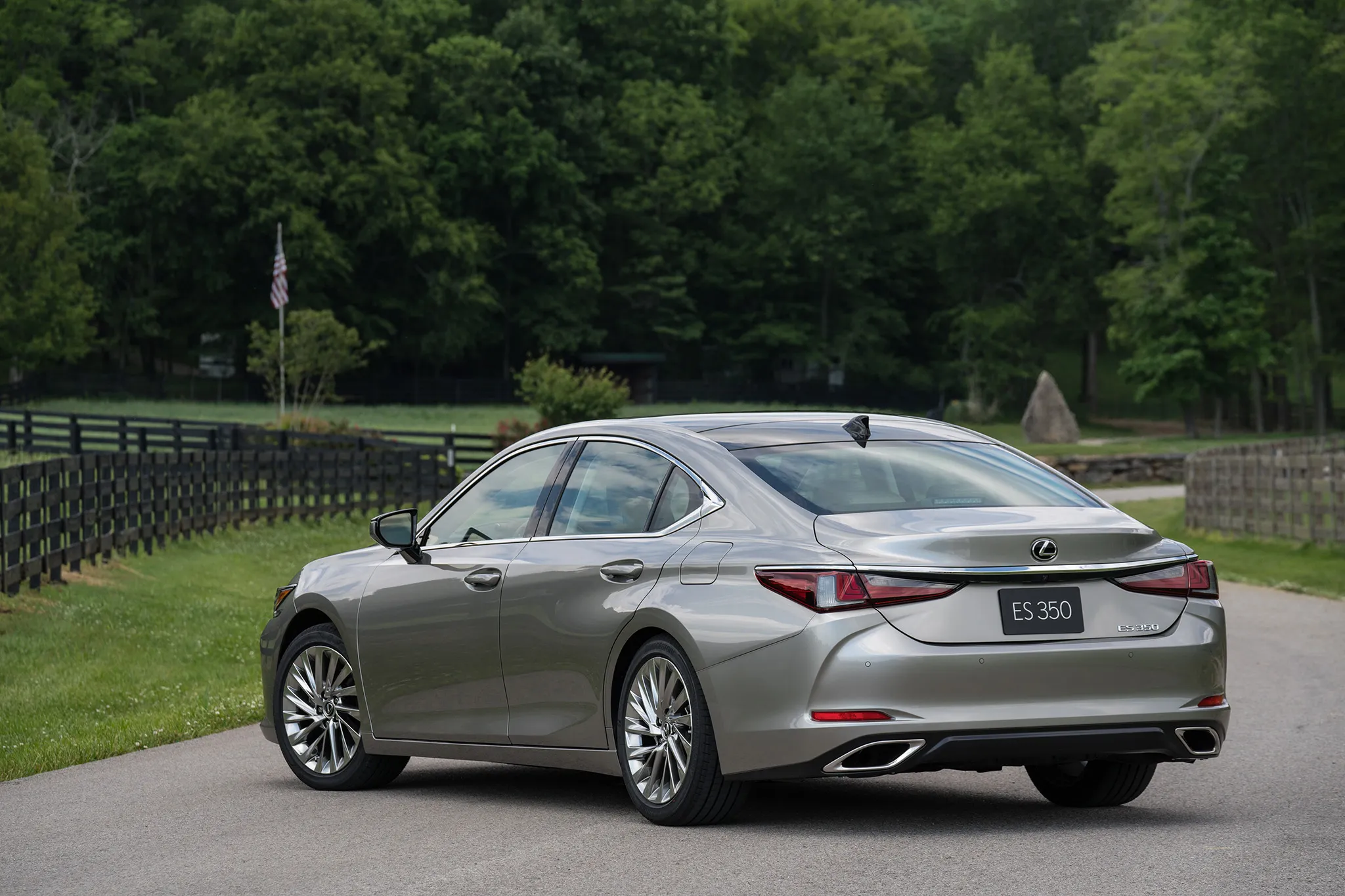 Cụm đèn hậu Lexus ES
