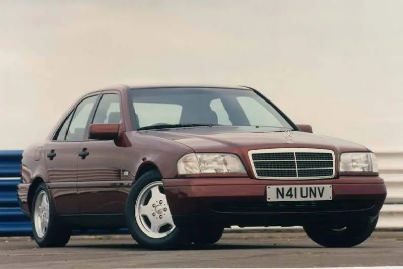 Thế hệ đầu tiên: W202 (1993-2000)