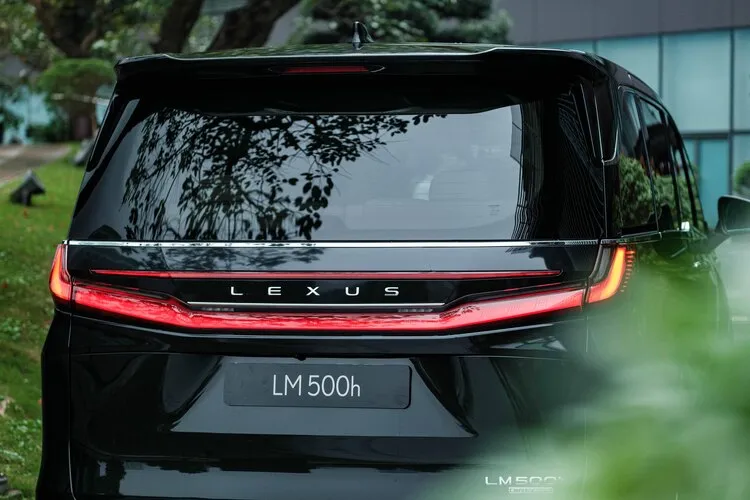 Cụm đèn hậu Lexus LM