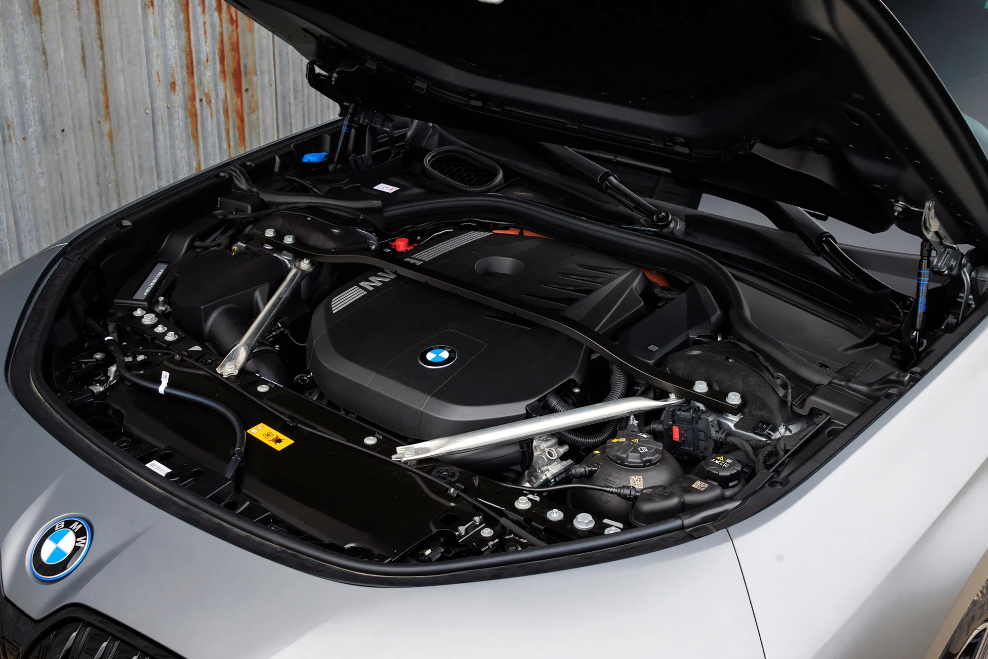 Khoang động cơ BMW 7 Series