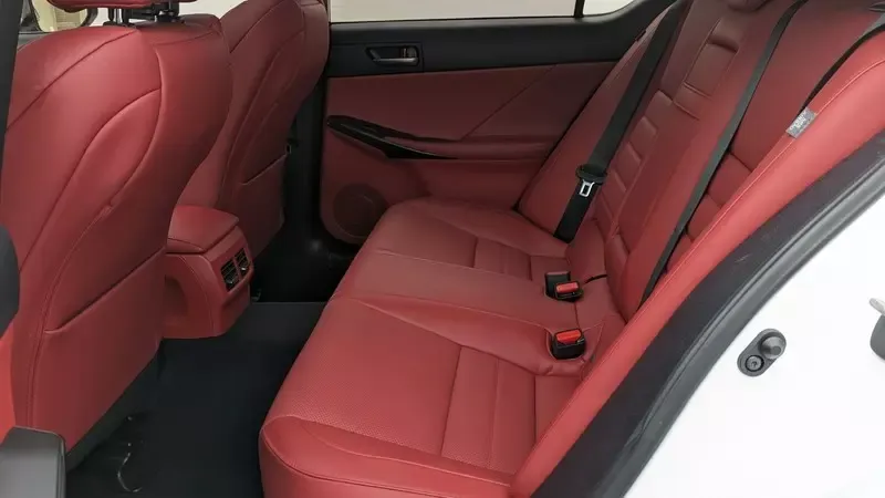 Hàng sau Lexus IS