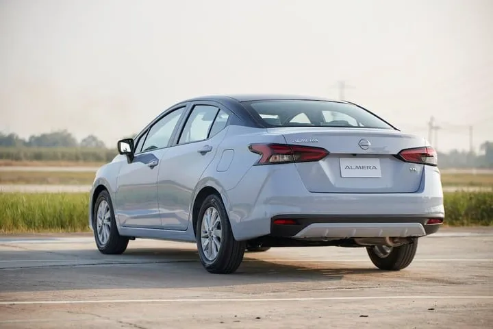 Cụm đèn hậu Almera