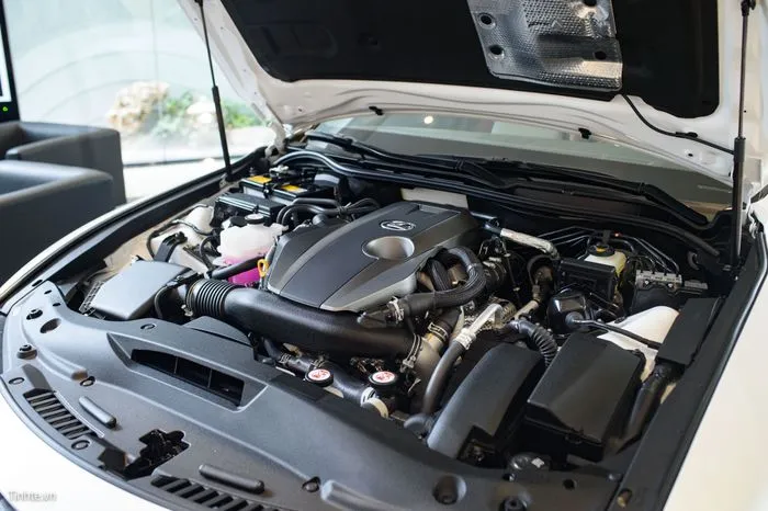 Khoang động cơ Lexus IS