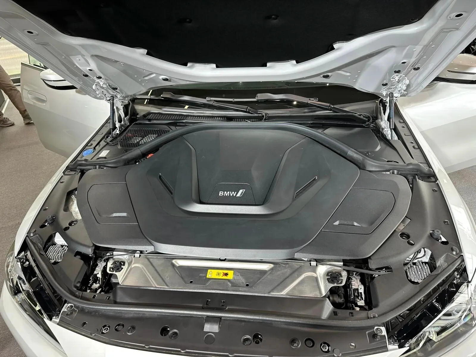 Khoang máy BMW I4