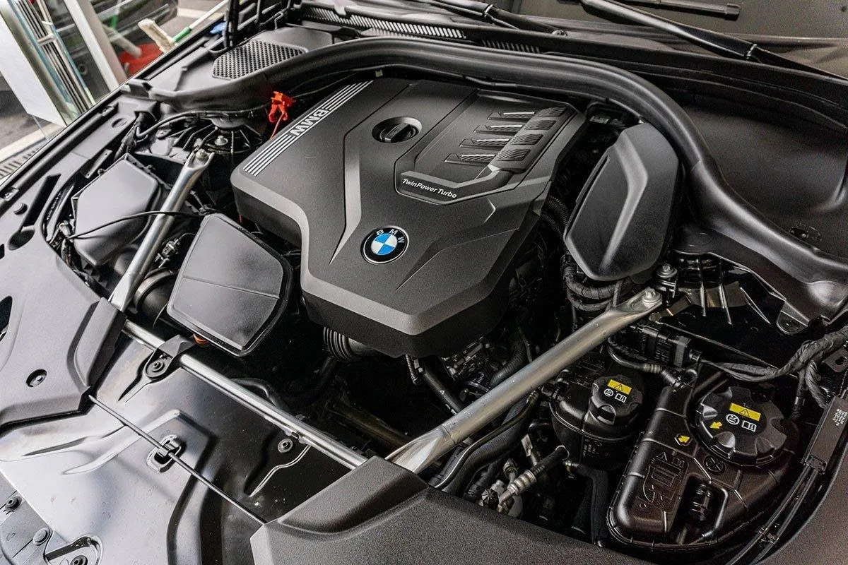 Khoang động cơ BMW 5 Series