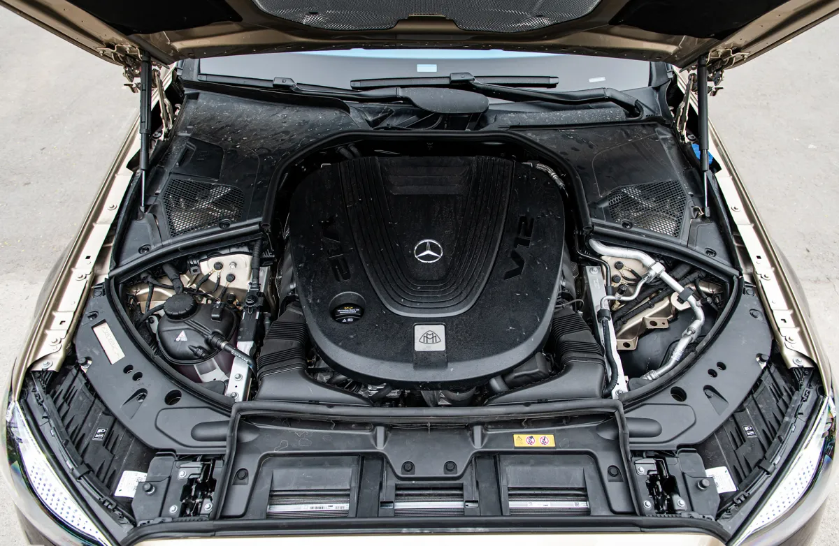 Khoang máy Maybach S Class