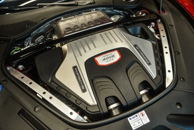 Khoang động cơ Panamera