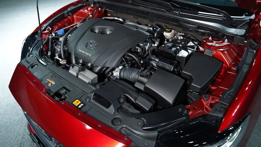 Khoang động cơ Mazda 6