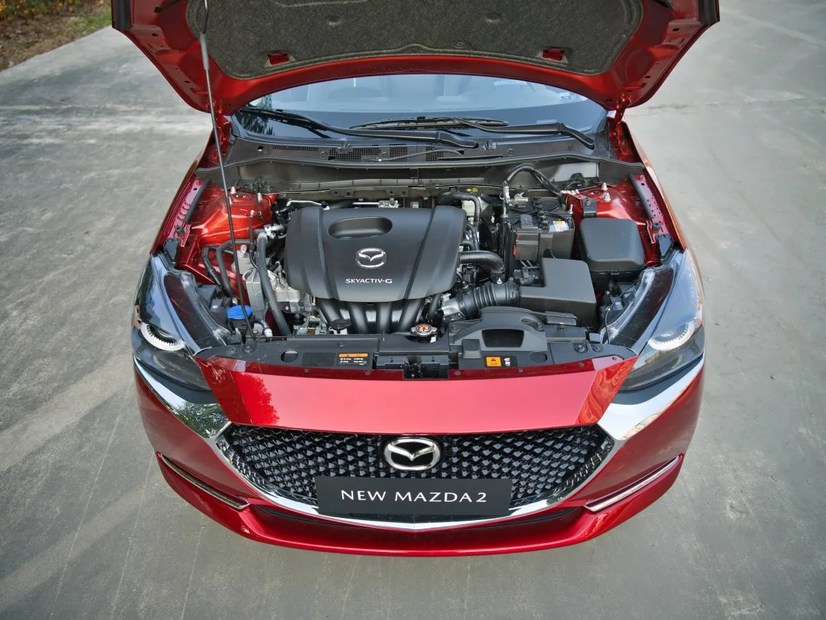 Khoang động cơ Mazda 2