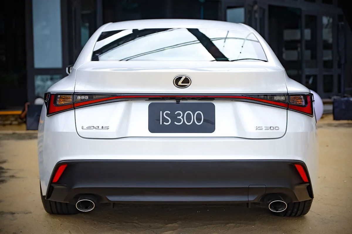 Cụm đèn hậu Lexus IS