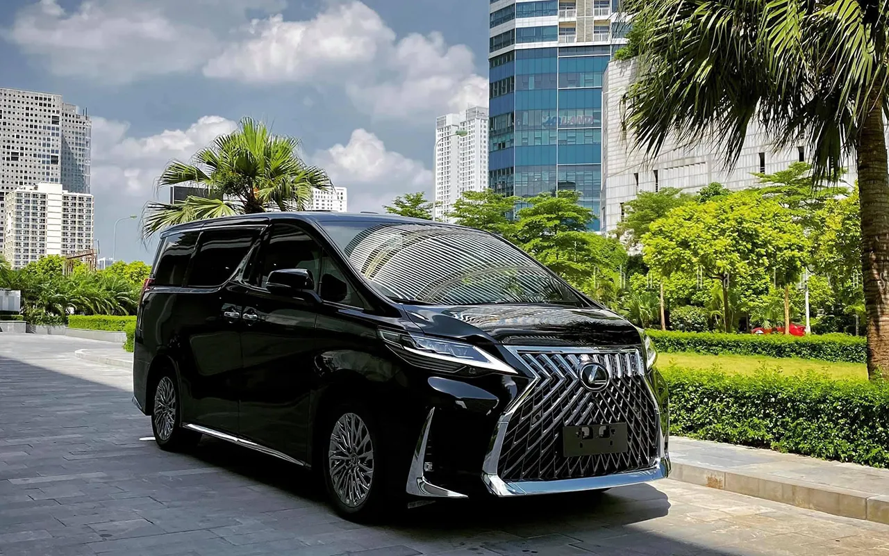 Lexus LM thế hệ đầu tiên