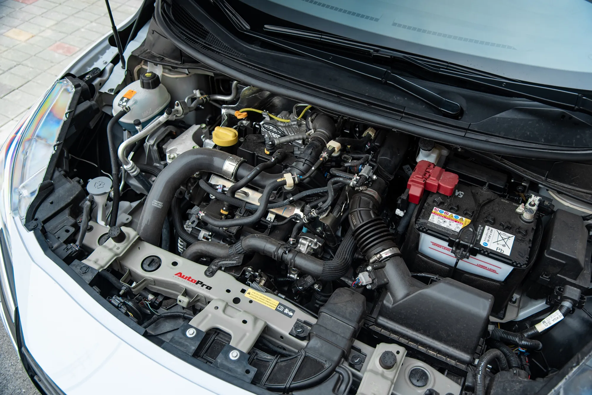 Khoang động cơ Nissan Almera