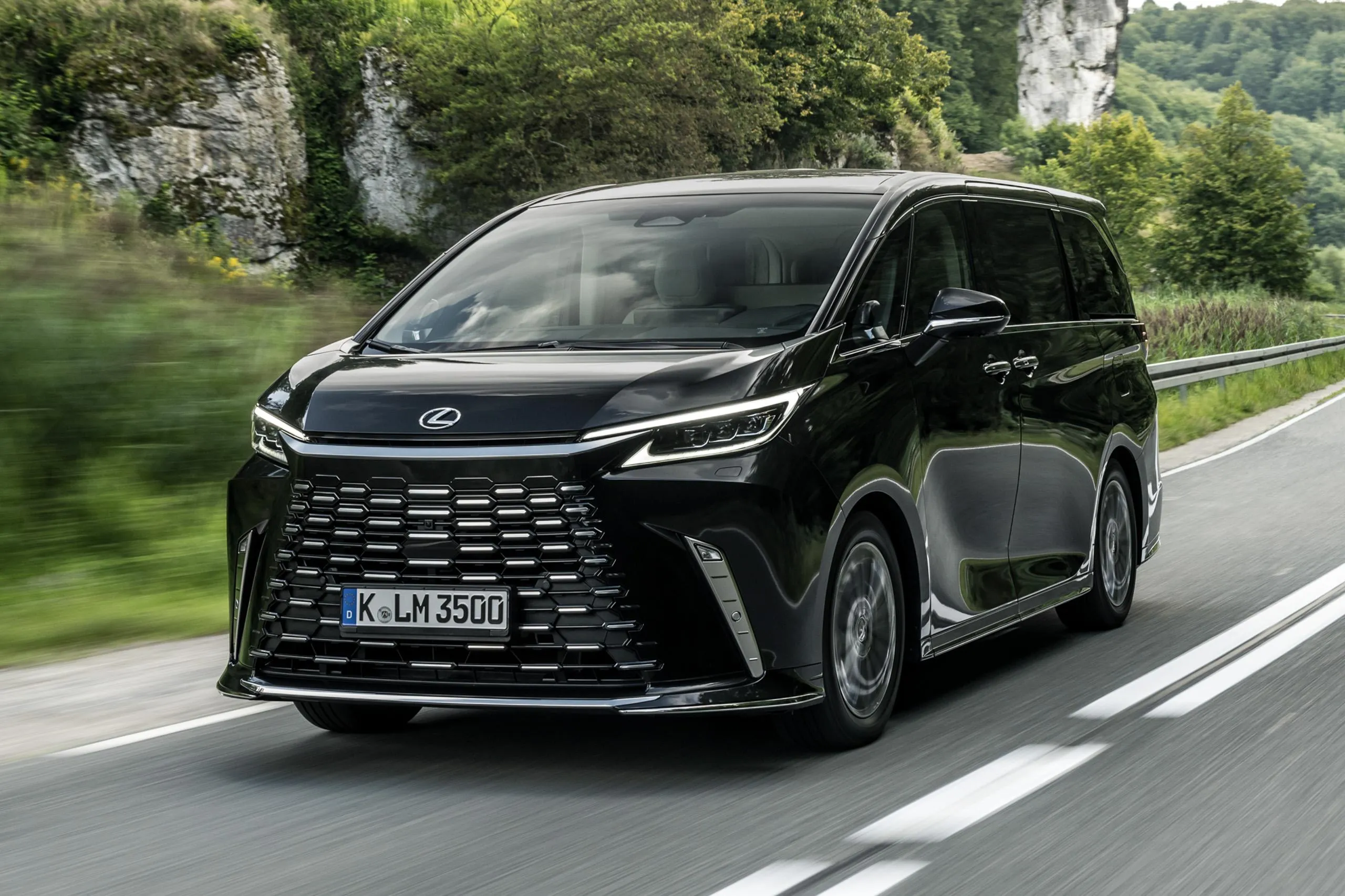 Lexus LM thế hệ thứ hai