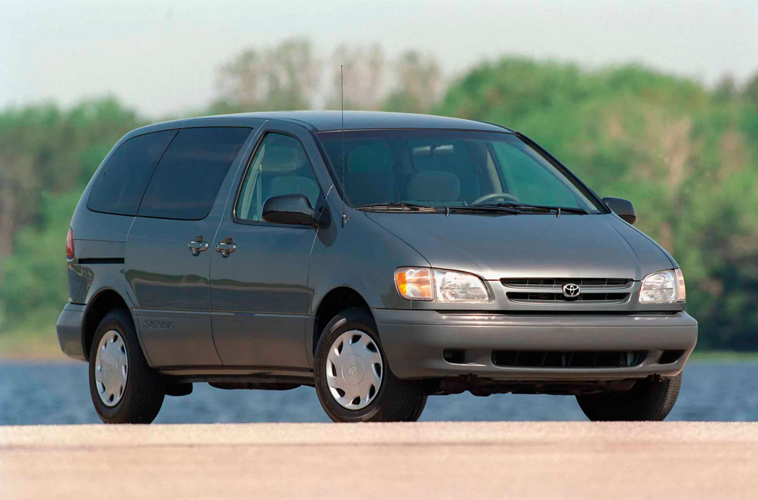 Toyota Sienna thế hệ 1