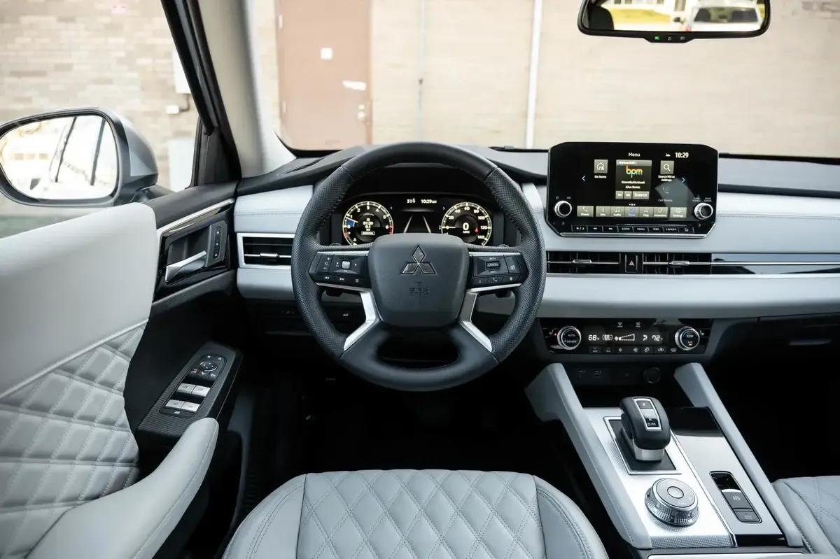 Nội thất Mitsubishi Outlander thế hệ 4